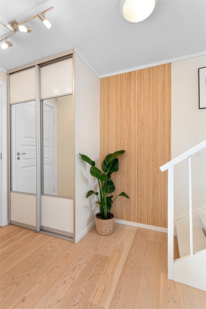 Entré med garderobeskap