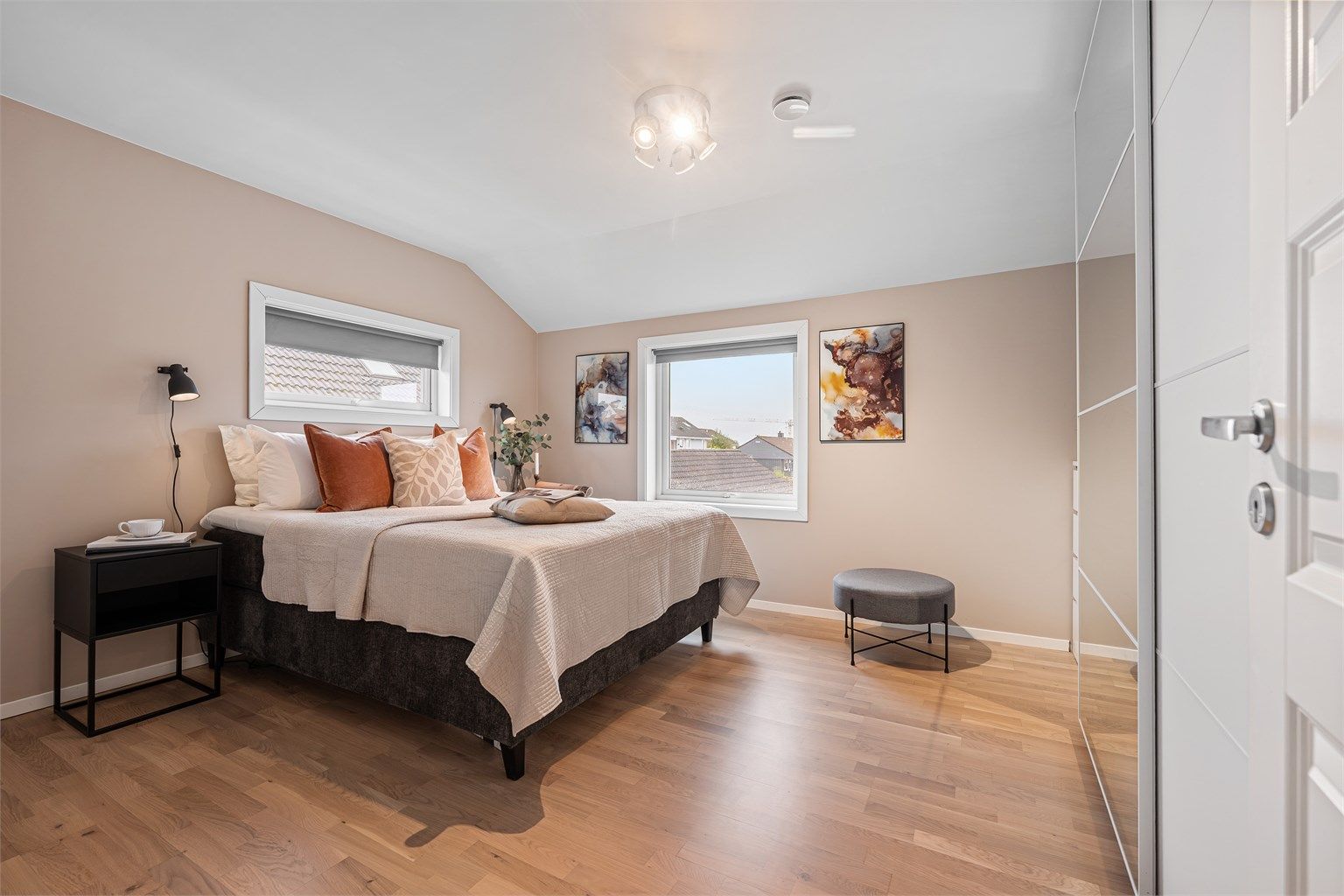 Soverom IV er av god størrelse også med plass til stor seng, nattbord og har skyvedørsgrderobe.