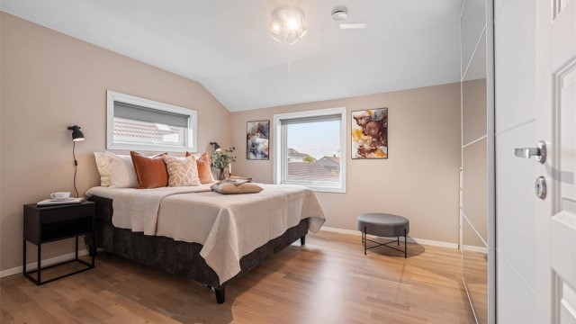 Soverom IV er av god størrelse også med plass til stor seng, nattbord og har skyvedørsgrderobe.