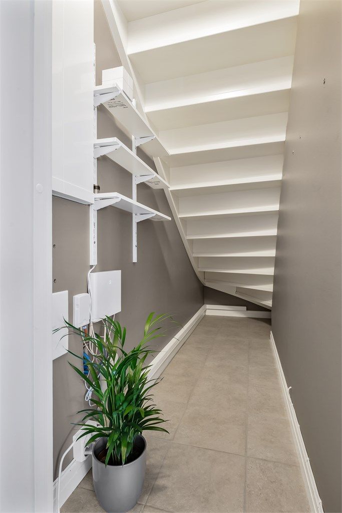 Innvendige overflater i 1. etasje: Parkett og fliser på gulv fra 2023. Malte vegger. Malt himling.