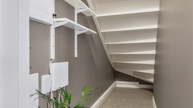 Innvendige overflater i 1. etasje: Parkett og fliser på gulv fra 2023. Malte vegger. Malt himling.