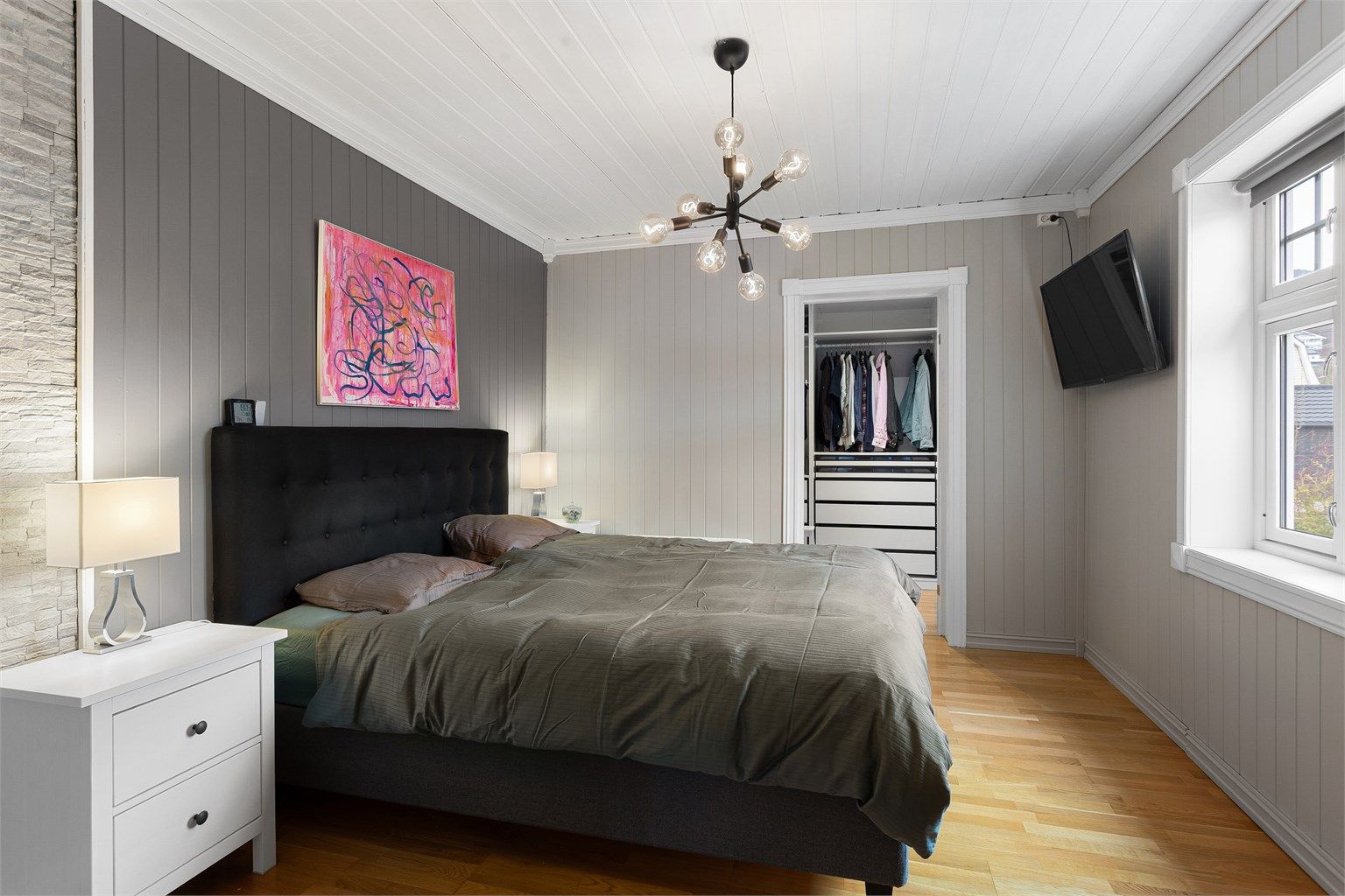 Soverom 1 med god plass og adkomst til garderoberom