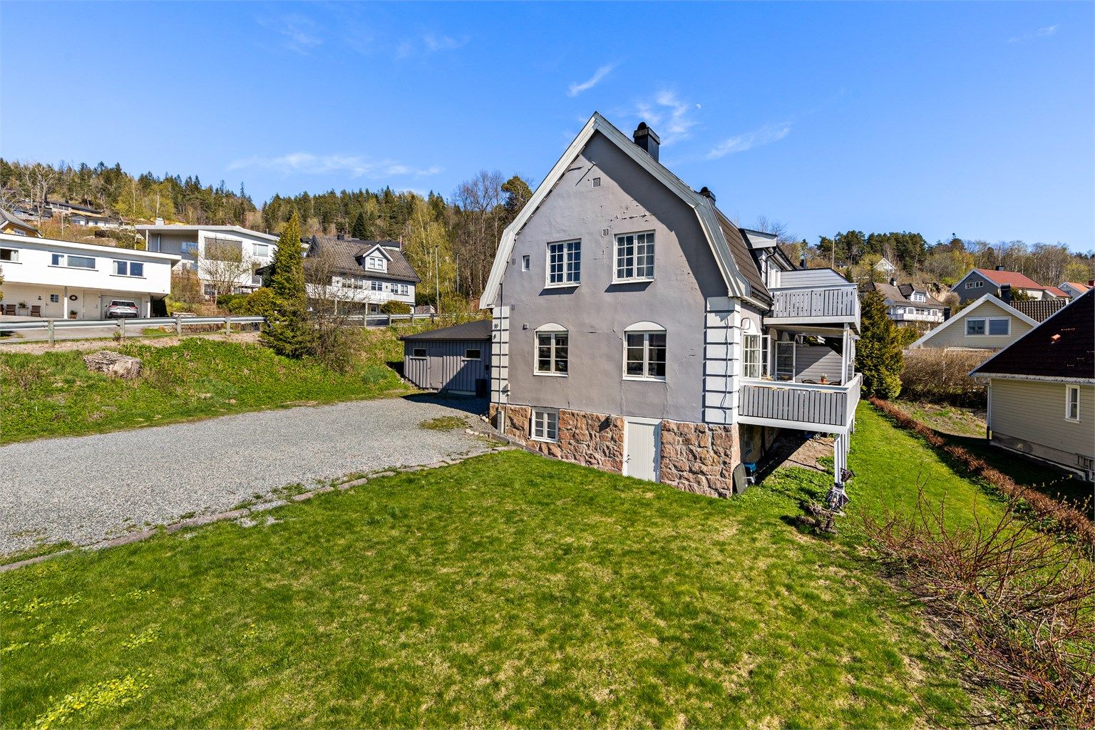Store fellesområder med grøntareal og godt med gjesteparkering.