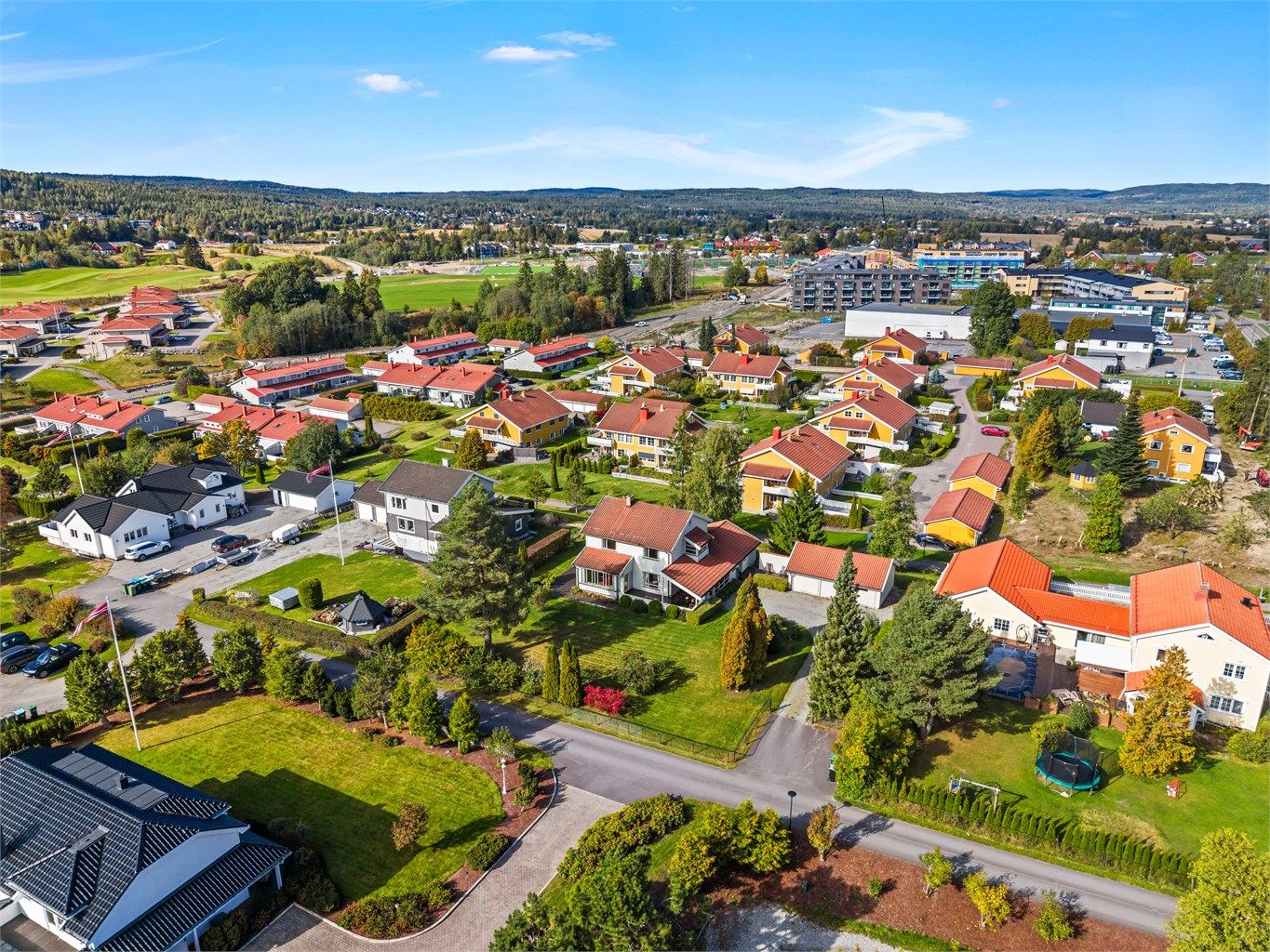 Fra boligen er det kort gangavstand til Gjerdrum barneskole og idrettsanlegg ved Gjerdrumhallen.