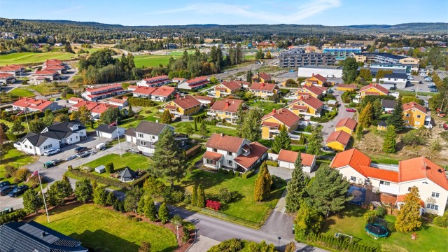 Fra boligen er det kort gangavstand til Gjerdrum barneskole og idrettsanlegg ved Gjerdrumhallen.