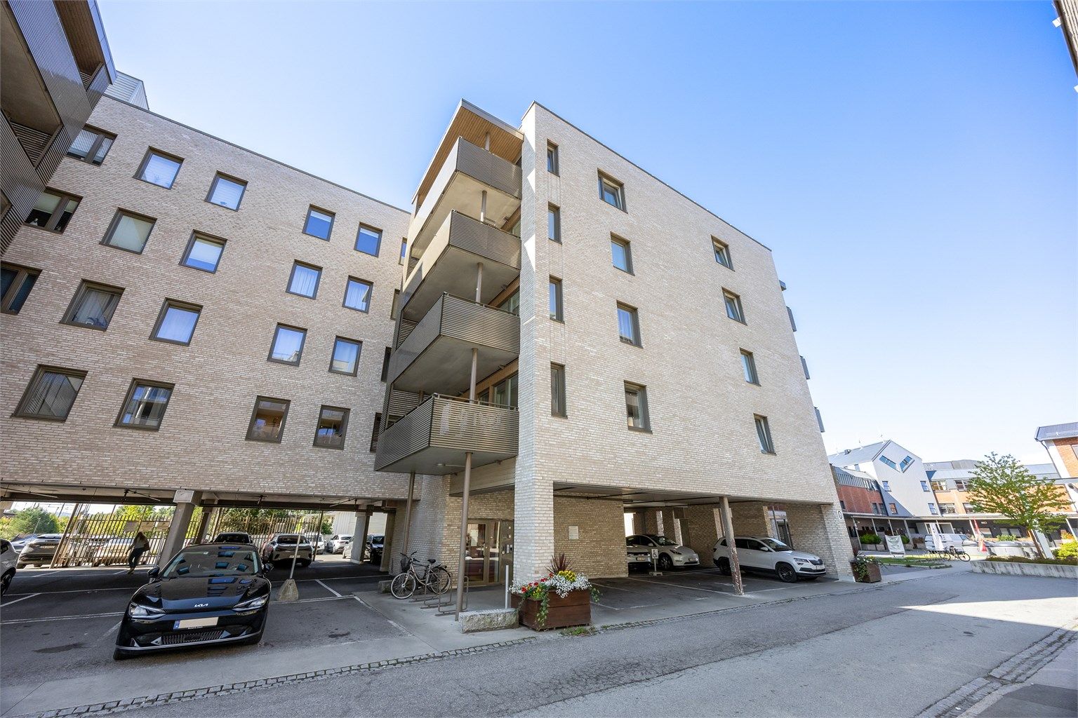 Leiligheten har en romslig balkong på 14 m² og egen garasjeplass.
