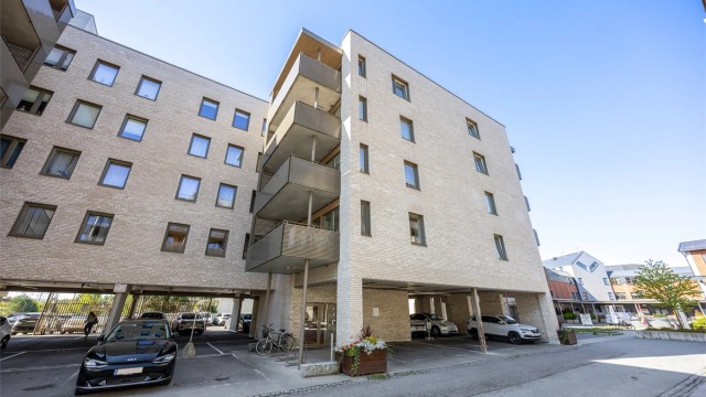 Leiligheten har en romslig balkong på 14 m² og egen garasjeplass.