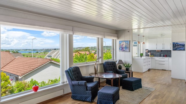 Flott utsikt fra stuen mot Hafrsfjord og Ormen lange.