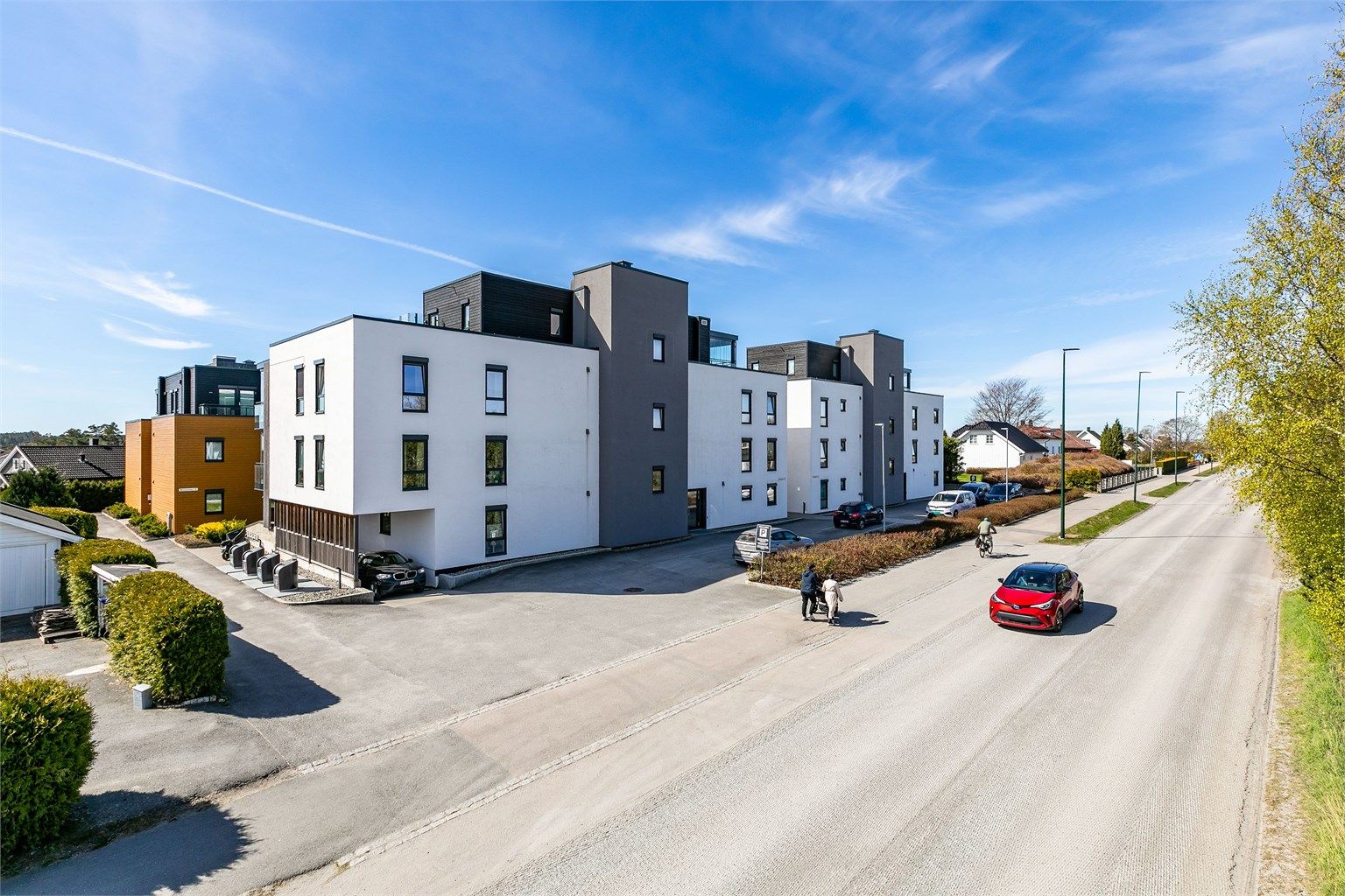 Garasjeanlegget har enkel inn- og utkjøring, rett fra Mosseveien.