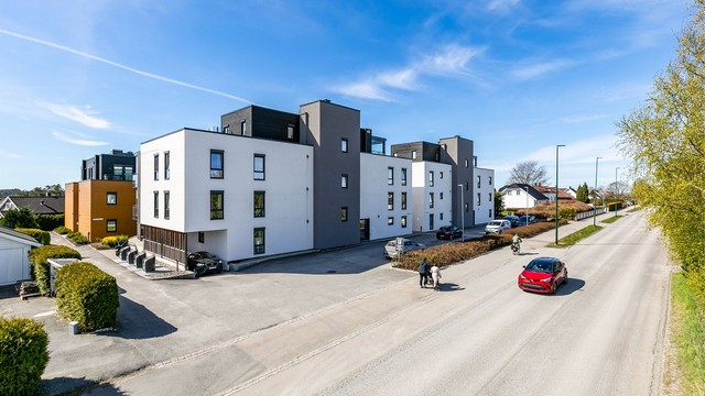 Garasjeanlegget har enkel inn- og utkjøring, rett fra Mosseveien.