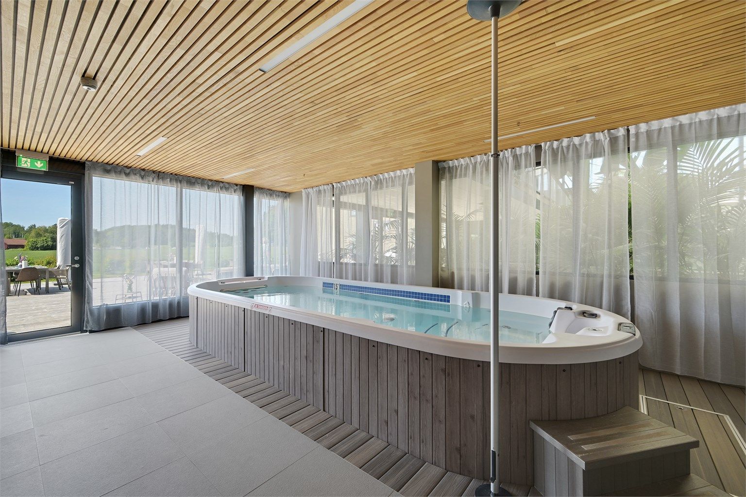 Et motstrømsbasseng og jacuzzi er en del av fellesfasilitetene.