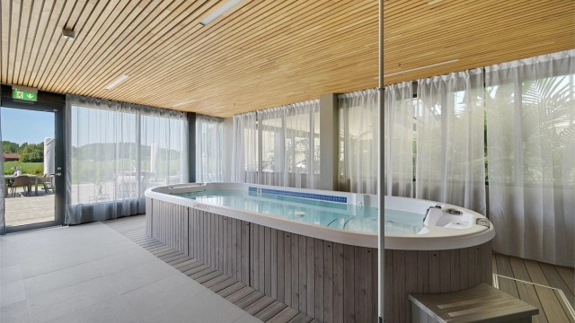 Et motstrømsbasseng og jacuzzi er en del av fellesfasilitetene.