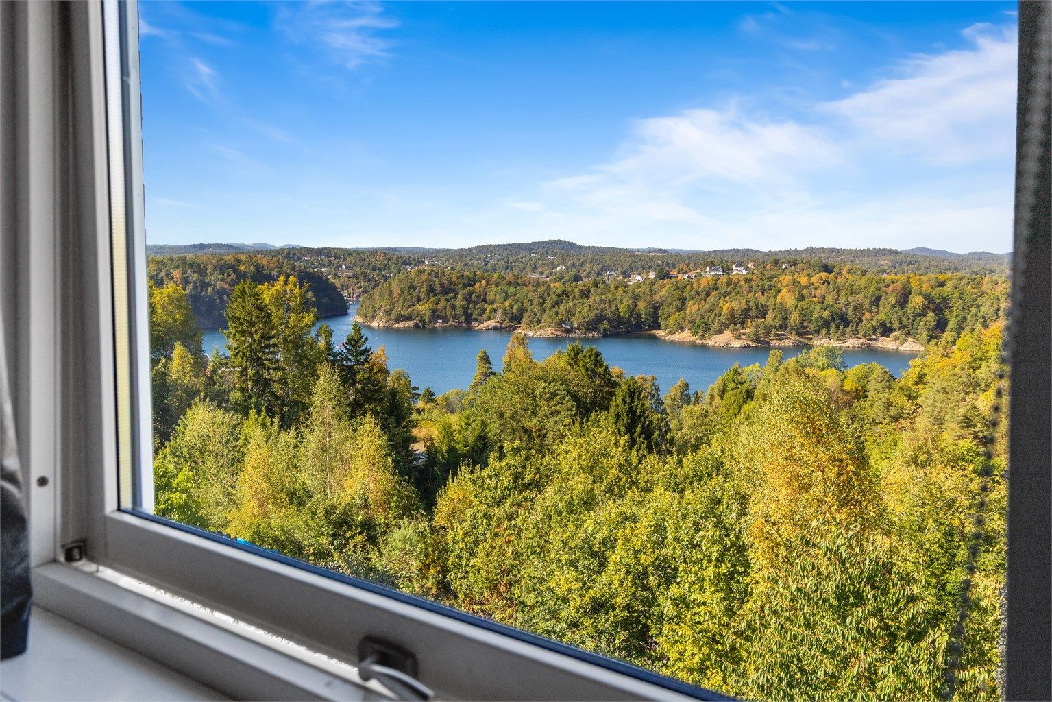 Fra soverommene på loftsetasjen kan man nyte en nydelig utsikt av fredelige omgivelser. 
