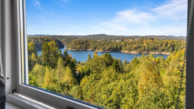 Fra soverommene på loftsetasjen kan man nyte en nydelig utsikt av fredelige omgivelser.