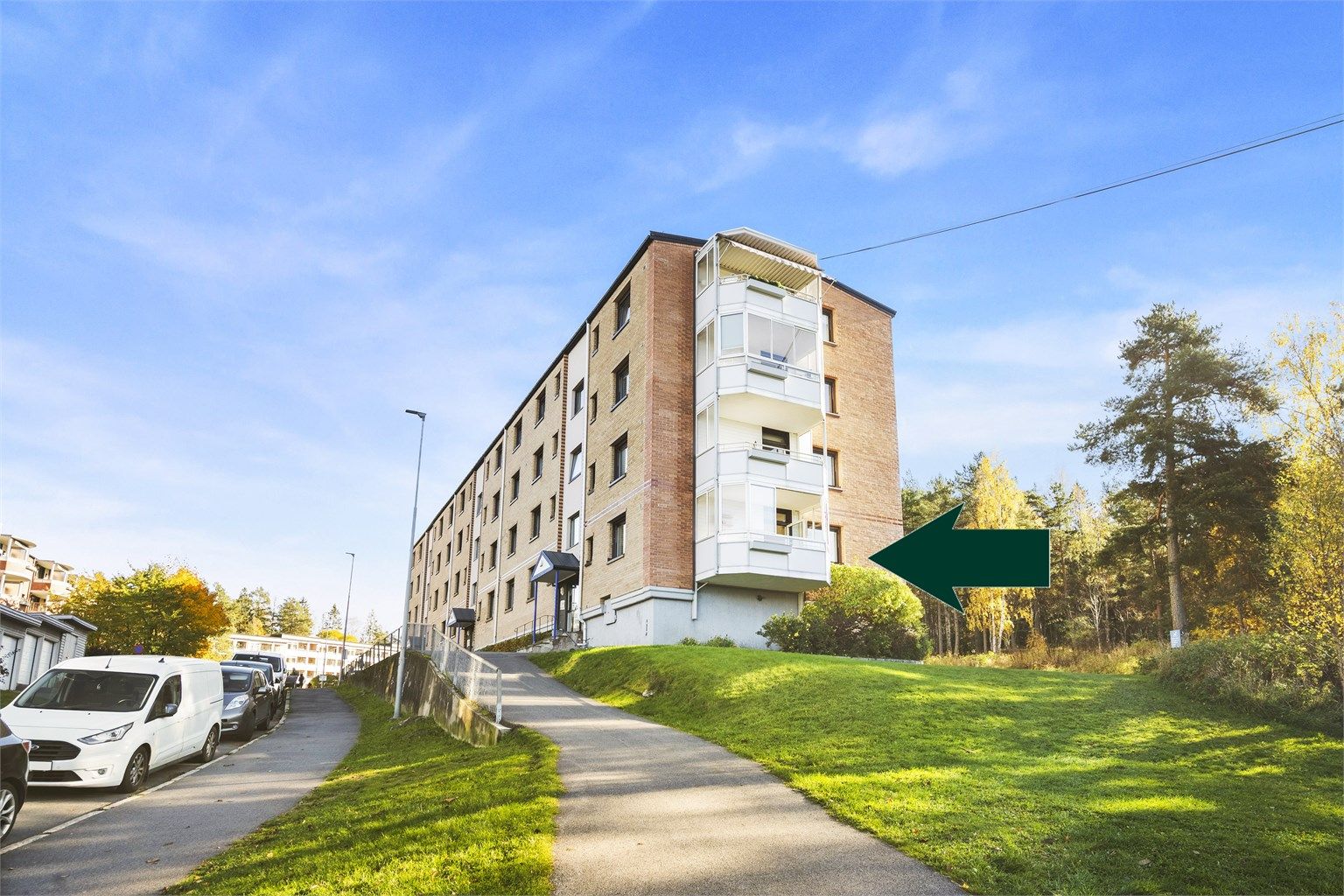 Boligen ligger i en svært høy 1. etasje og består av entré, stue med åpen kjøkkenløsning, 2 soverom, bad og innglasset balkong. 