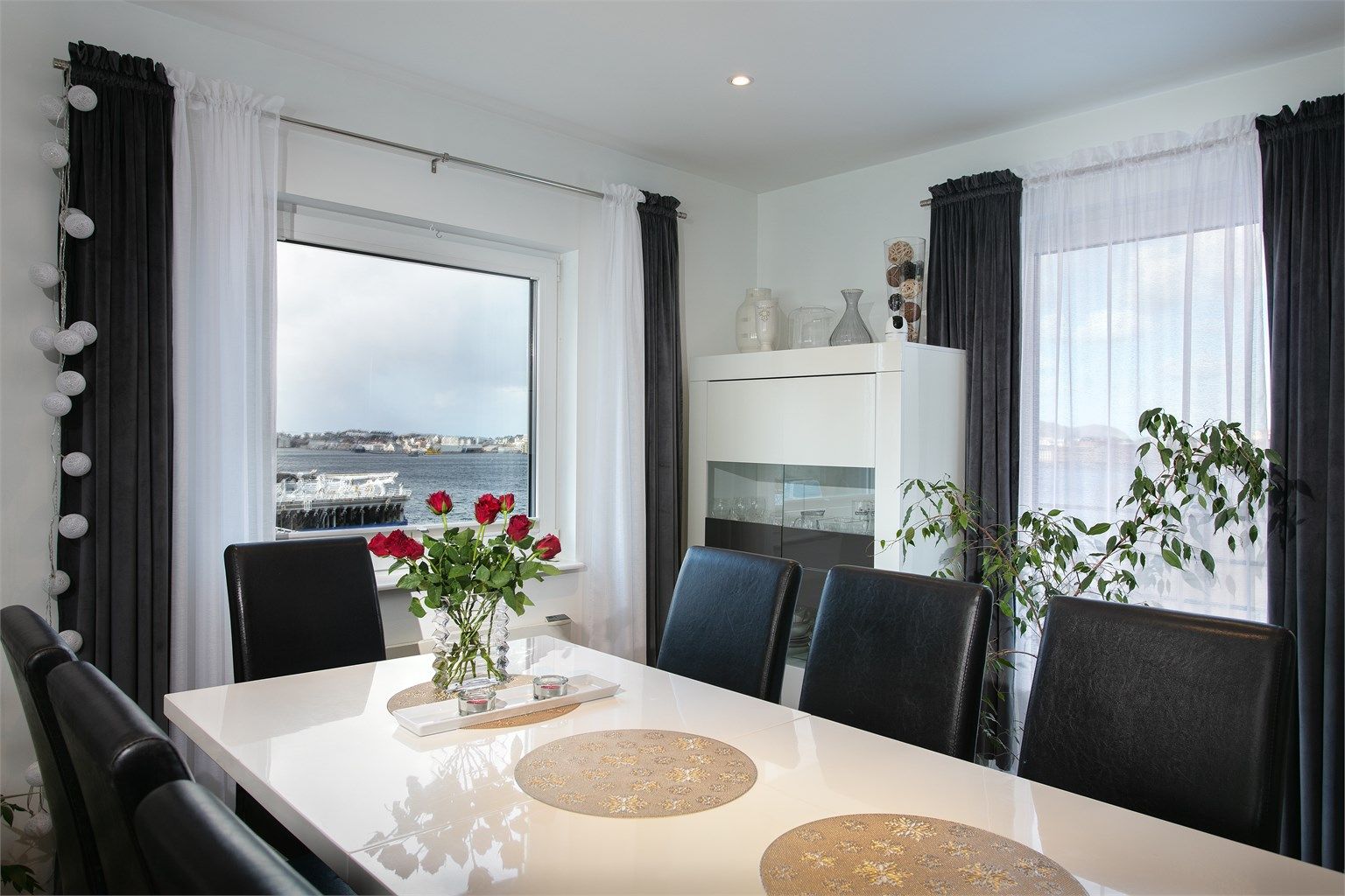 Spisestuen er plassert ved vindu med flott utsikt mot vest og nord mot Aspevågen og bysentrum