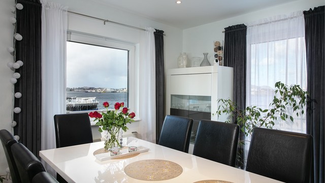 Spisestuen er plassert ved vindu med flott utsikt mot vest og nord mot Aspevågen og bysentrum