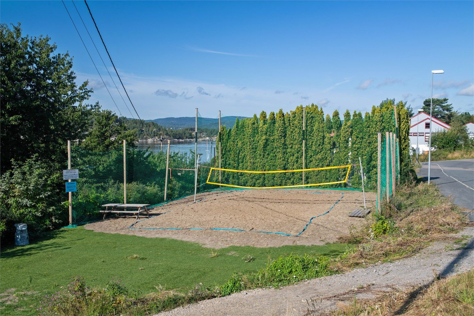 Fagerstrand Vel vedlikeholder stranden, og det er volleyball bane som er populær for både små og store 