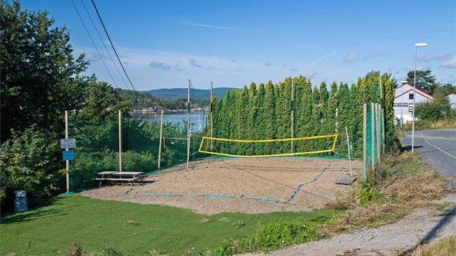 Fagerstrand Vel vedlikeholder stranden, og det er volleyball bane som er populær for både små og store