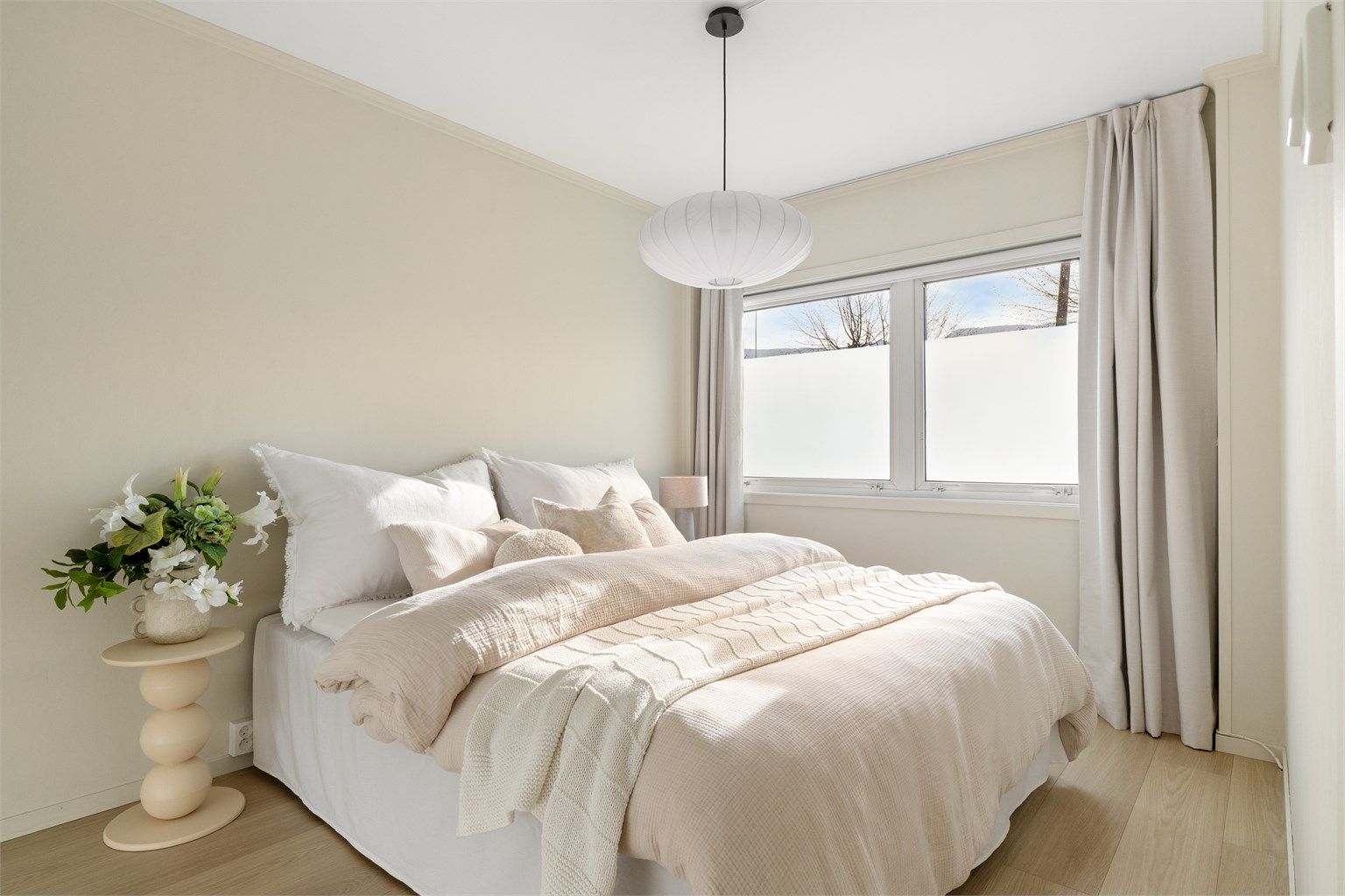 Soverommet er romslig og har flott dagslys inn.