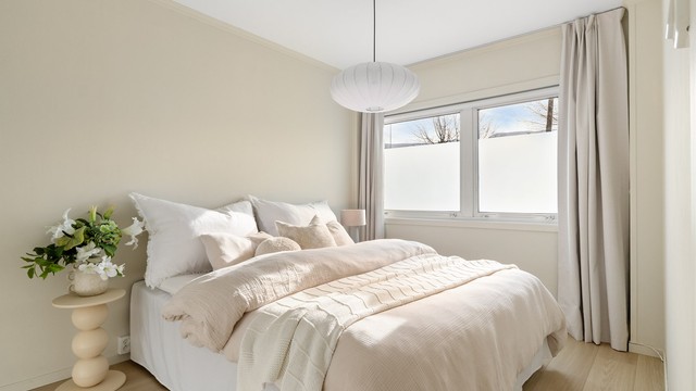 Soverommet er romslig og har flott dagslys inn.