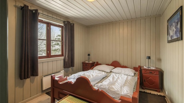 Hytta har totalt fire soverom. Dette er ett av to soverom i første etasje.