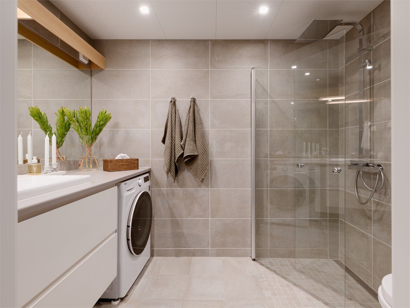 Pent, romslig og helfliset baderom fra byggeår. Gulvet er utstyrt med behagelig gulvvarme.