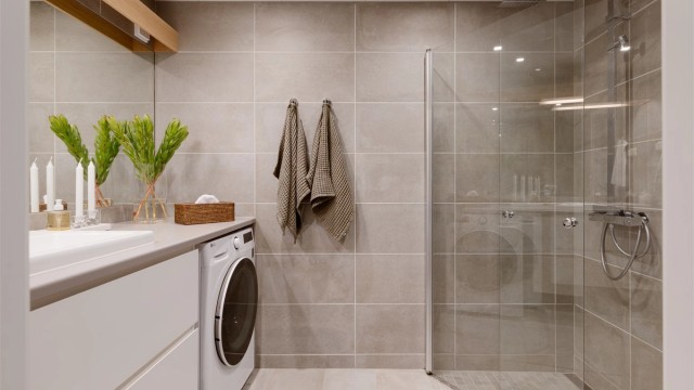 Pent, romslig og helfliset baderom fra byggeår. Gulvet er utstyrt med behagelig gulvvarme.