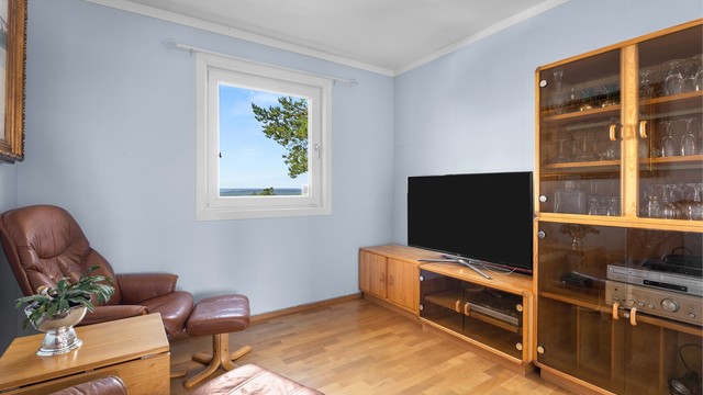 Videre inn i boligen, TV-stue rom kan benyttes som hobbyrom, kontor eller gjesterom.