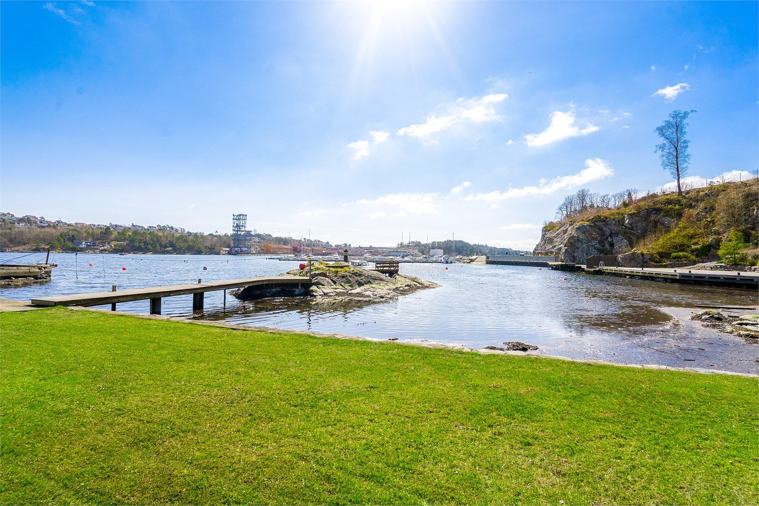 Velstelt gressplen, flott badestrand og brygge