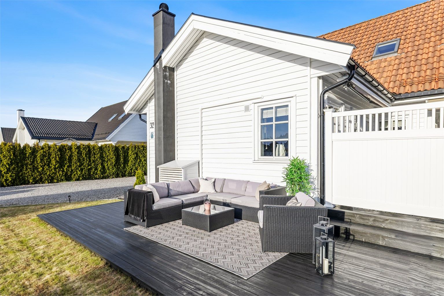 En egen, lavere del av terrassen gir en fin sone for en sofagruppe.