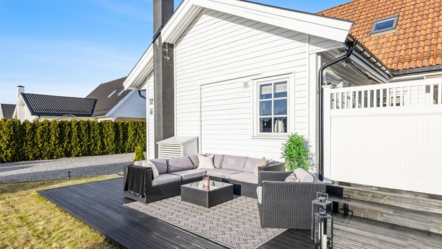 En egen, lavere del av terrassen gir en fin sone for en sofagruppe.