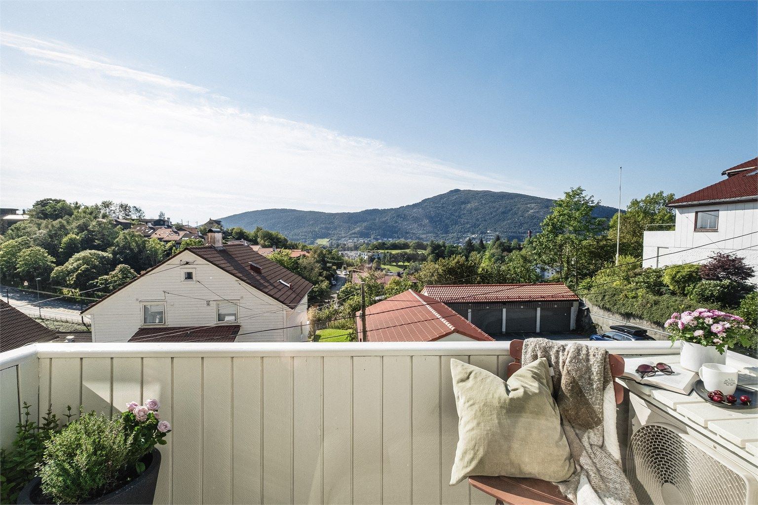 - Her får man nydelig utsikt fra stue og balkong. Velkommen til en hyggelig visning! -