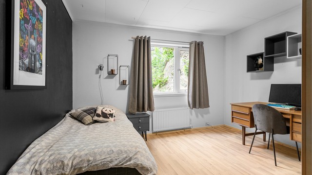 Det andre soverommet i etasjen er romslig og egner seg godt som barnerom, gjesterom eller kontor.