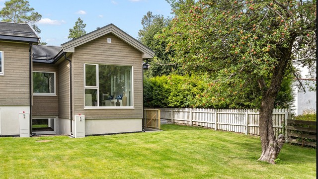 Romslig hage på baksiden av huset (tomtegrensen går midt mellom enhetene. Se utomhusplanen)