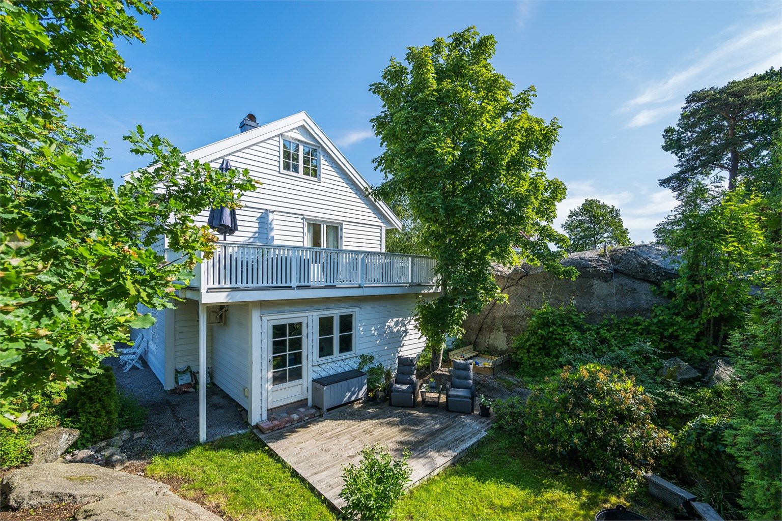 Tomten er på 1 mål og har usjenerte uteplasser, gode solforhold og en hage som innbyr til lek og moro for hele familien! 