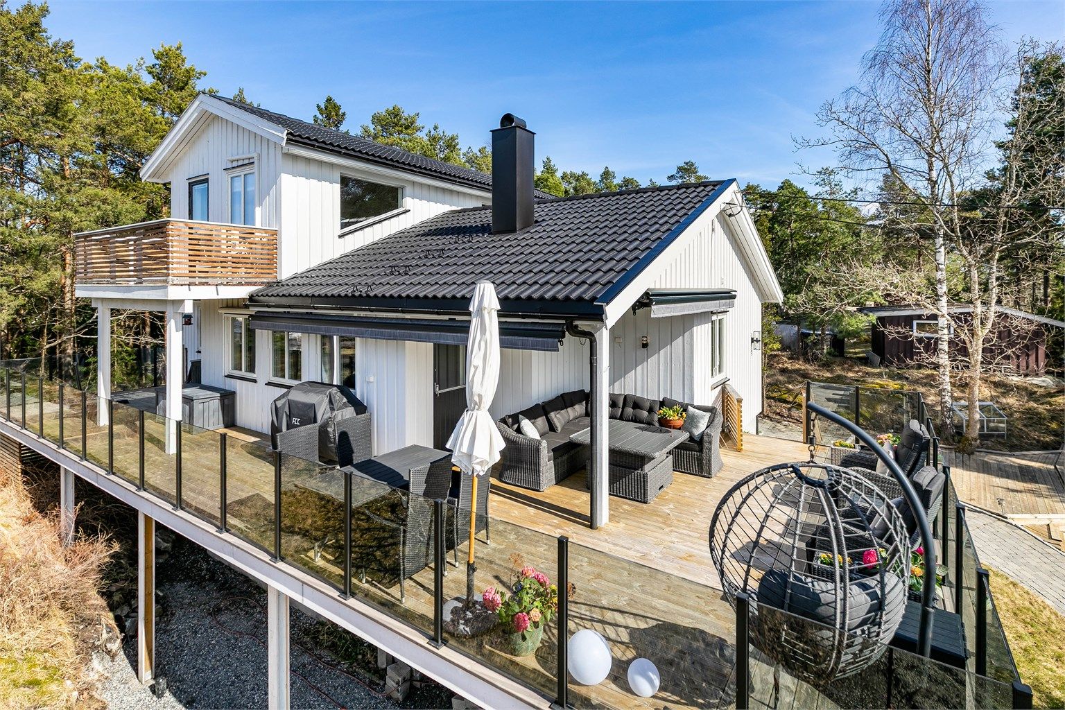 Terrassen ble i 2025 utvidet til over 60 kvm. og rammet inn med nytt rekkverk i glass som ivaretar de gode solforholdene. Utvidelsen er ikke omsøkt eller godkjent.