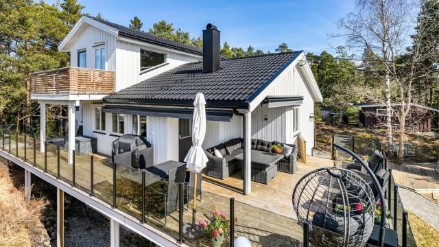 Terrassen ble i 2025 utvidet til over 60 kvm. og rammet inn med nytt rekkverk i glass som ivaretar de gode solforholdene. Utvidelsen er ikke omsøkt eller godkjent.