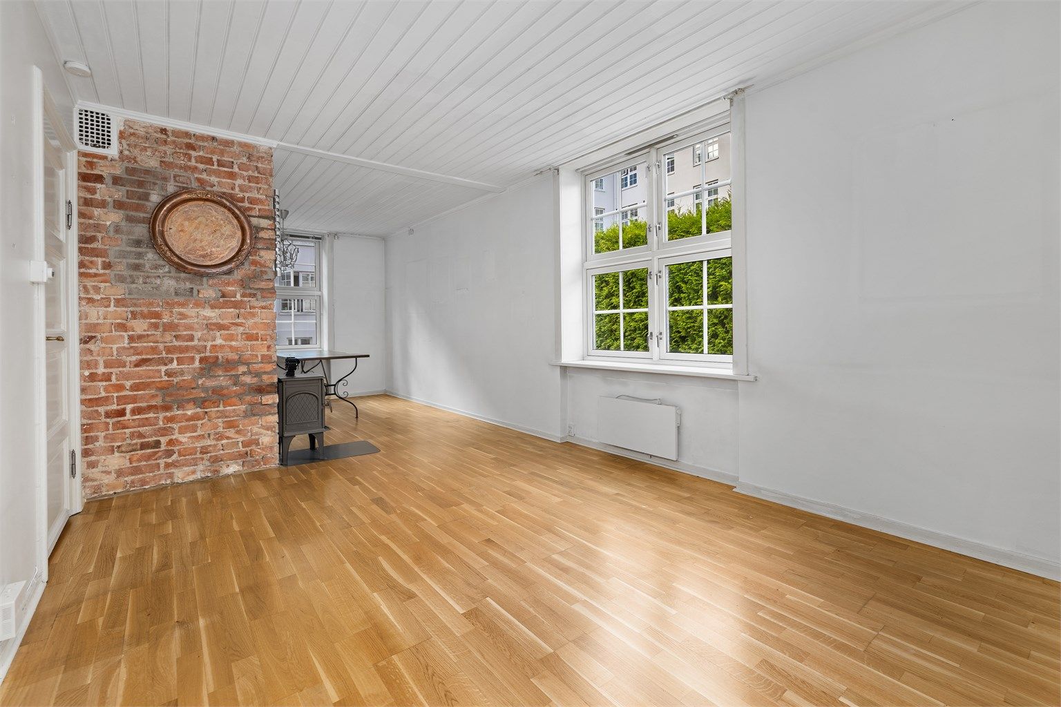 Fra entré/gang kommer man inn i stuerommet som har fin plasseringsmulighet for sofakrok. Leiligheten som ligger på enden av blokken har fint lysinnfall.