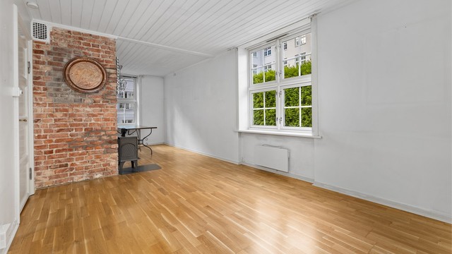 Fra entré/gang kommer man inn i stuerommet som har fin plasseringsmulighet for sofakrok. Leiligheten som ligger på enden av blokken har fint lysinnfall.