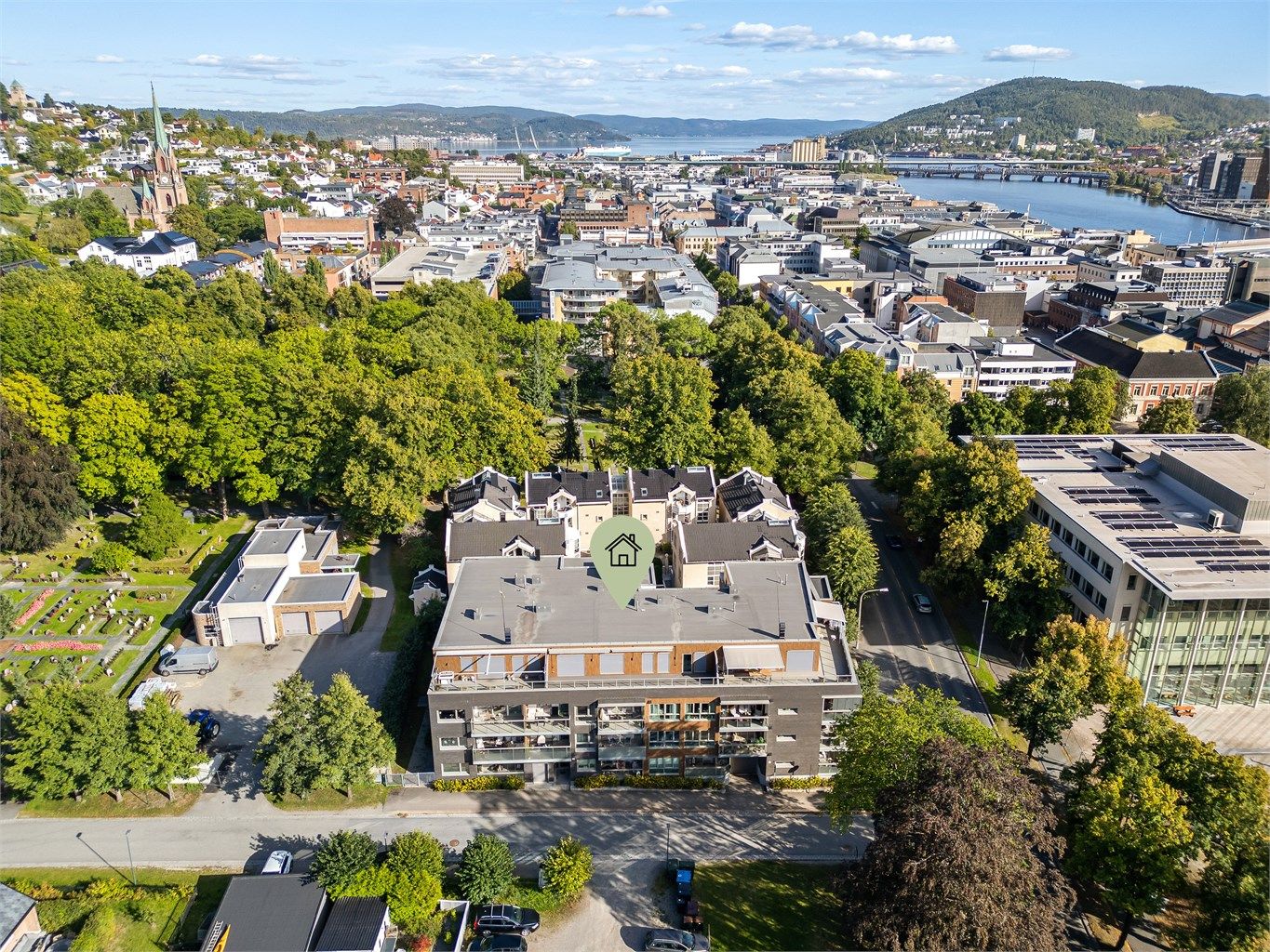 Torget Vest kjøpesenter og bytorget i sentrum ligger begge innen kort gangavstand. I tillegg finnes CC Drammen kjøpesenter og Magasinet.