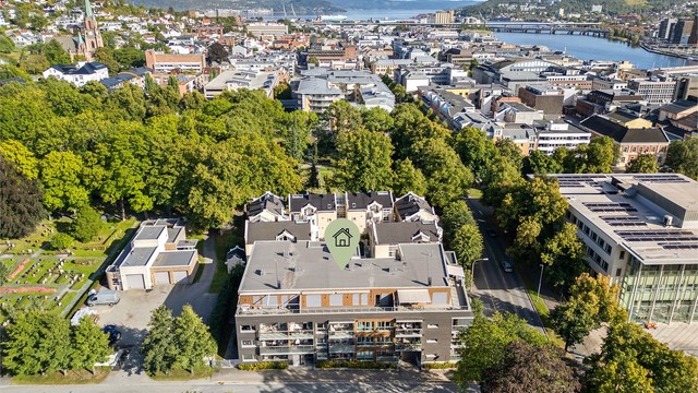 Torget Vest kjøpesenter og bytorget i sentrum ligger begge innen kort gangavstand. I tillegg finnes CC Drammen kjøpesenter og Magasinet.