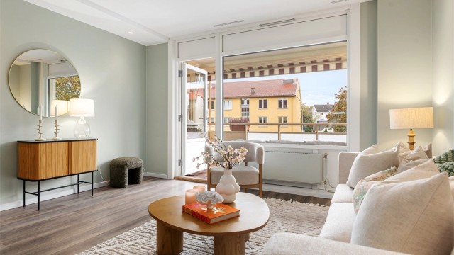 Romslig stue med store vindusflater som gir rikelig med naturlig lys