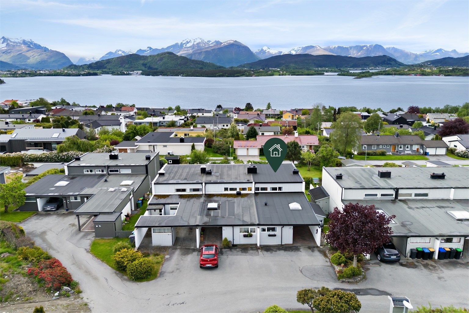 Innholdsrikt enderekkehus med barnevennlig beliggenhet på Åse, et av byens mest populære og ettertraktede områder