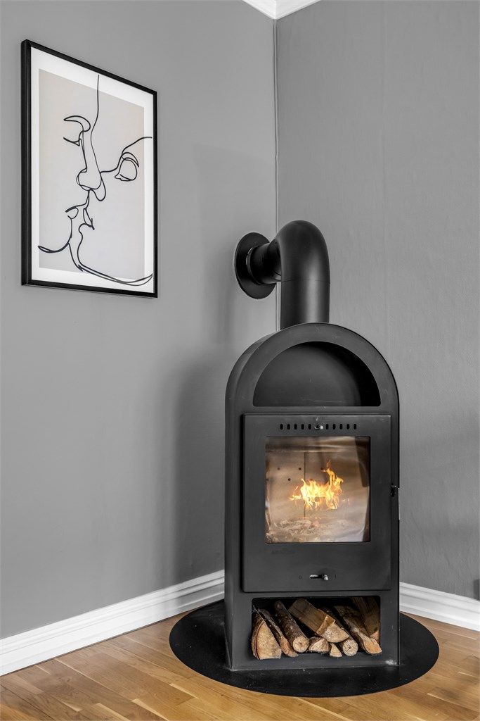 Stuen har en peis som skaper en varm og lun atmosfære, og varmer godt i kaldere årstider.