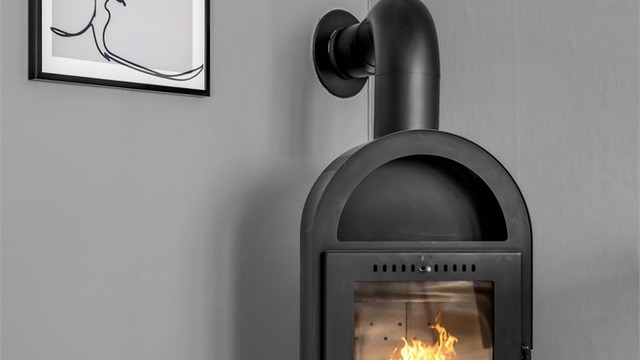 Stuen har en peis som skaper en varm og lun atmosfære, og varmer godt i kaldere årstider.