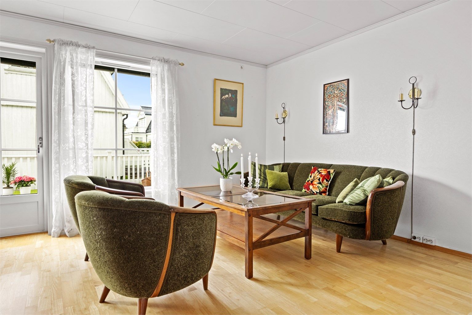 Fra stuen er det direkte utgang til uteområdet via terrassedør med glassfelt.