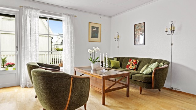 Fra stuen er det direkte utgang til uteområdet via terrassedør med glassfelt.