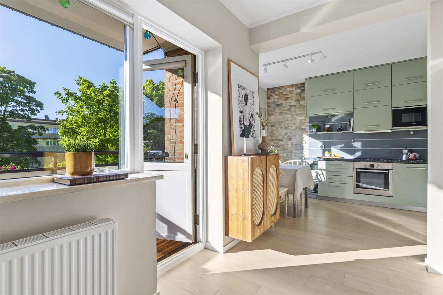 Luftig, usjenert og gjennomgående 3-roms.