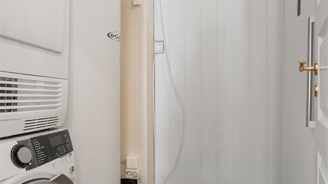 Eget vaskerom med opplegg for vaskemaskin. Her er også boligens varmtvannsbereder og fordelerskap for rør-i-rør-systemet.